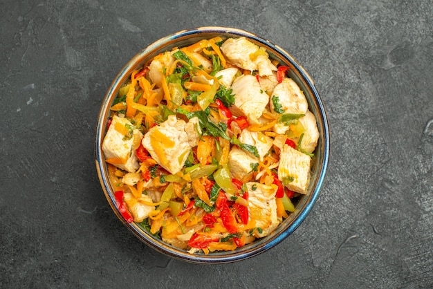 Vista dall'alto gustosa insalata di pollo con verdure