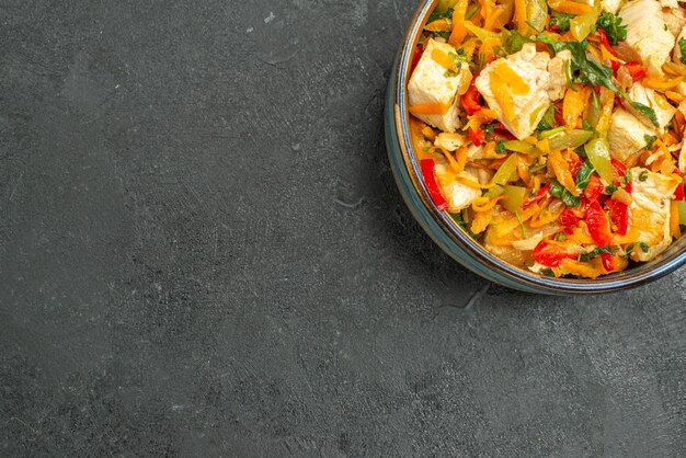 Vista dall'alto gustosa insalata di pollo con verdure