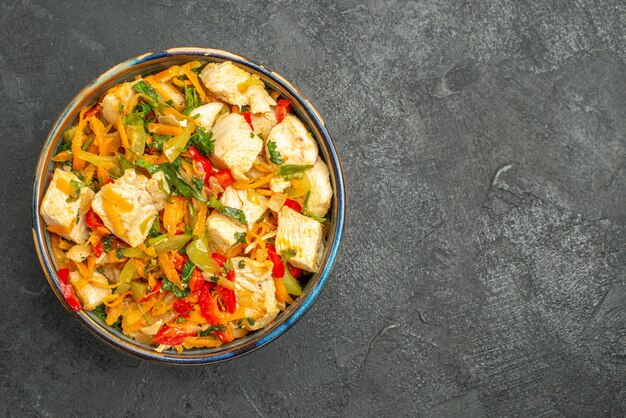 Vista dall'alto gustosa insalata di pollo con verdure