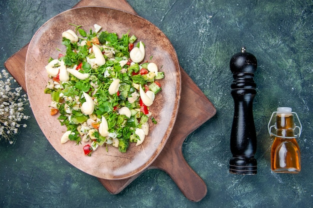 vista dall'alto gustosa insalata di verdure all'interno della piastra su sfondo blu scuro cucina cena pasto pranzo salute fit ristorante colore