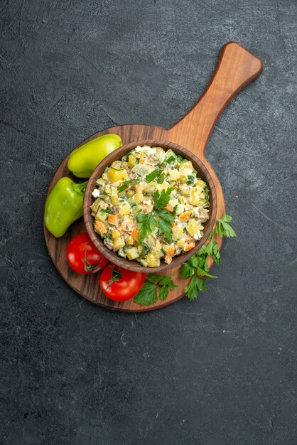 Vista dall'alto gustosa insalata maionese con verdure fresche e verdure su grigio