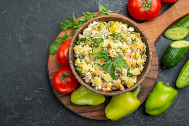 Vista dall'alto gustosa insalata maionese con verdure fresche su grigio