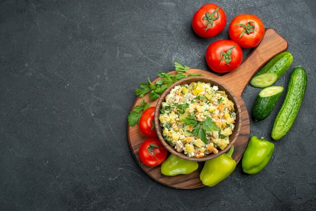 Vista dall'alto gustosa insalata maionese con verdure fresche su grigio