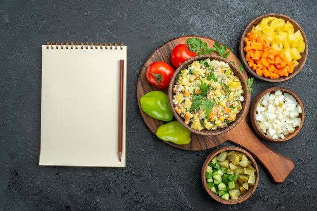 Vista dall'alto gustosa insalata maionese con verdure fresche sul nero