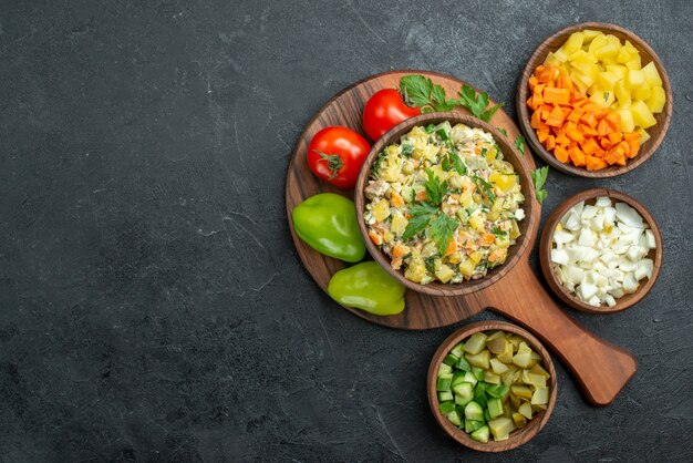 Vista dall'alto gustosa insalata maionese con verdure fresche sul nero