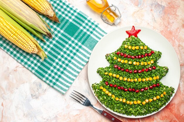 Vista dall'alto gustosa insalata verde a forma di albero di Capodanno su sfondo chiaro