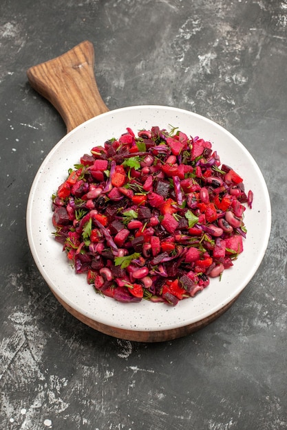 Vista dall'alto gustosa insalata vinaigrette con fagioli e barbabietole sulla superficie grigia