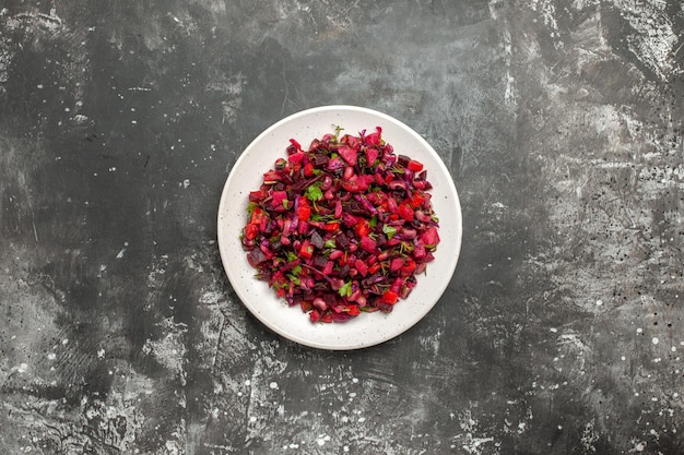 Vista dall'alto gustosa insalata vinaigrette con fagioli e barbabietole sulla superficie grigia