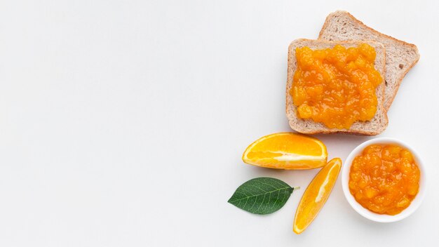 Vista dall'alto gustosa marmellata sul pane