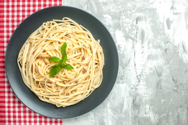 Vista dall'alto gustosa pasta italiana su sfondo bianco