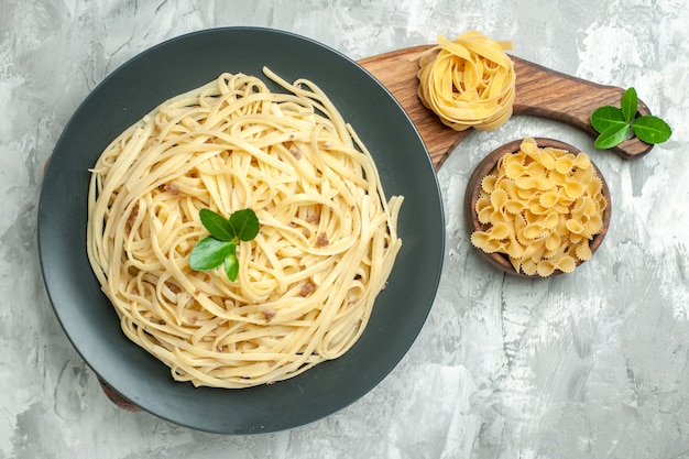 Vista dall'alto gustosa pasta italiana su sfondo chiaro