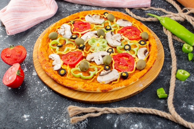 Vista dall'alto gustosa pizza ai funghi con pomodori rossi olive funghi con pomodori freschi in tutto il cibo italiano di pasta per pizza scrivania grigia