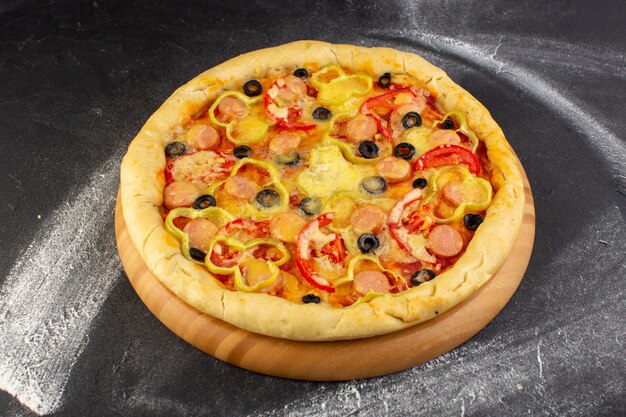 Vista dall'alto gustosa pizza di formaggio con pomodori rossi, olive nere e salsicce sullo sfondo scuro pasto fast-food pasta italiana
