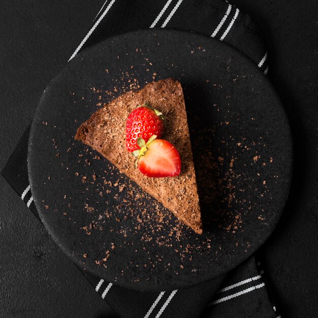 Vista dall'alto gustosa torta al cioccolato con fragole