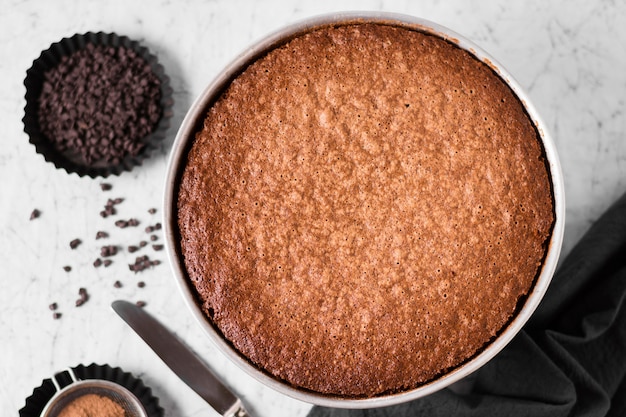 Vista dall'alto gustosa torta al cioccolato pronta per essere servita