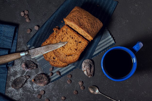 Vista dall&#39;alto gustosa torta al forno e cioccolata calda