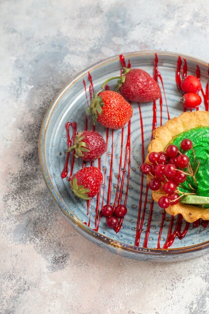 Vista dall'alto gustosa torta cremosa con frutta sulla torta dolce da dessert biscotto tavolo leggero