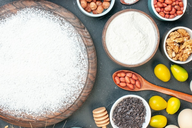 Vista dall'alto gustosa torta fruttata con farina di semi e marmellata su frutta scura torta dolce torta di zucchero tè dessert biscotto