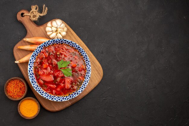 Vista dall'alto gustosa zuppa di barbabietola borsch ucraina sullo spazio scuro dark