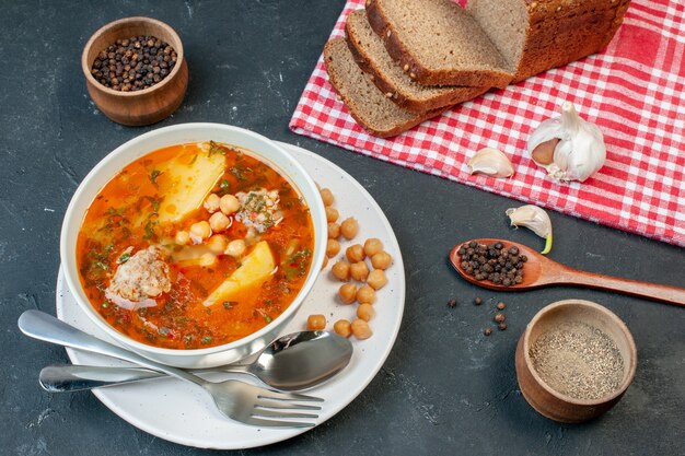 Vista dall'alto gustosa zuppa di carne con fagioli verdi e patate su sfondo scuro