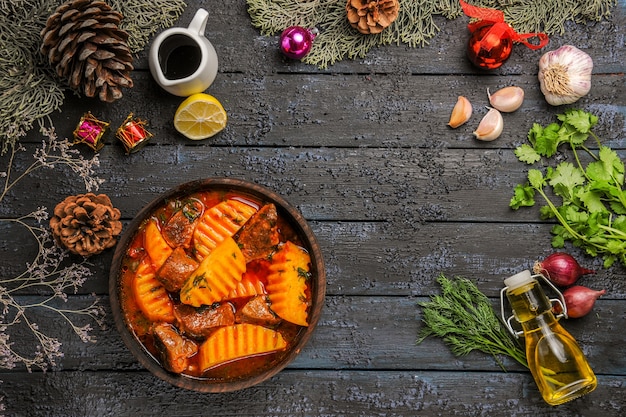 Vista dall'alto gustosa zuppa di carne con patate sulla scrivania scura