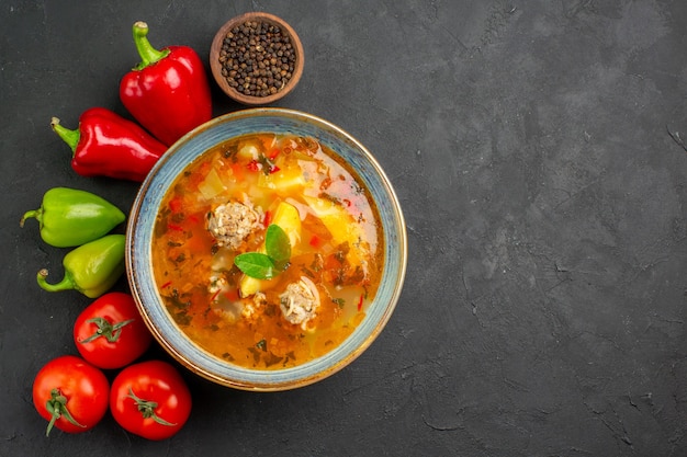 Vista dall'alto gustosa zuppa di carne con verdure fresche sul tavolo scuro foto piatto colore alimentare