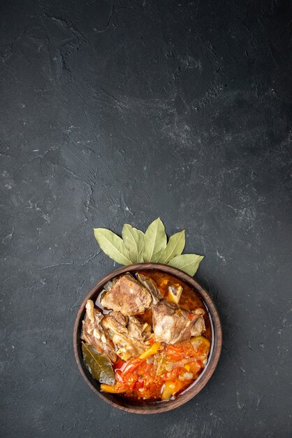 Vista dall'alto gustosa zuppa di carne con verdure su colore scuro salsa grigia piatto da pasto cibo caldo carne foto di patate