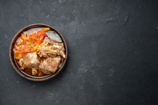 Vista dall'alto gustosa zuppa di carne con verdure su salsa scura piatto da pasto cibo caldo carne patate foto a colori cena