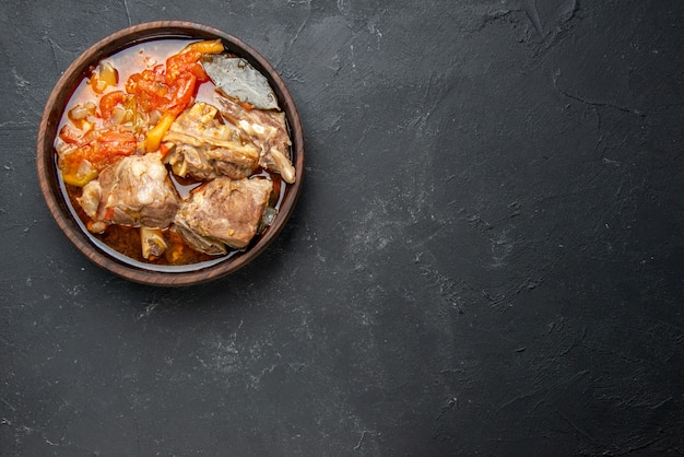 Vista dall'alto gustosa zuppa di carne con verdure su salsa scura piatto da pasto cibo caldo cena con foto a colori di patate