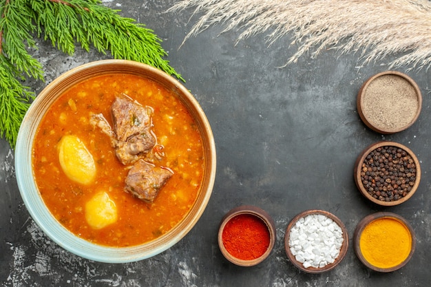 Vista dall'alto gustosa zuppa di carne con verdure?