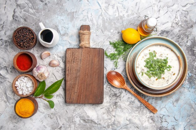 Vista dall'alto gustosa zuppa di yogurt dovga con verdure su bianco scrivania latte piatto di minestra da latte