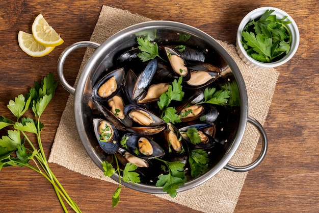 Vista dall'alto gustose conchiglie di cozze con prezzemolo