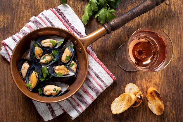 Vista dall'alto gustose cozze con bicchiere di vino