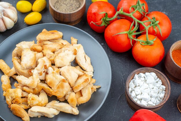 Vista dall'alto gustose fette di pollo con condimenti e verdure su sfondo scuro cena carne cibo uccello colore pasto piatto cucinare rosso