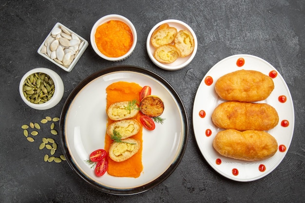 Vista dall'alto gustose focaccine di patate con purea di zucca e i suoi semi su sfondo grigio torta di torta hotcake di farina di patate olio