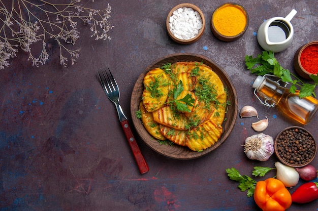 Vista dall'alto gustose patate cotte con verdure sulla superficie scura piatto di patate per la cena