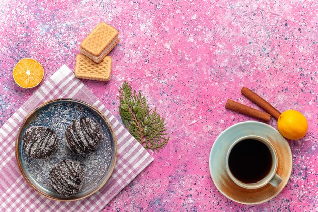 Vista dall'alto gustose torte al cioccolato con tè sul rosa