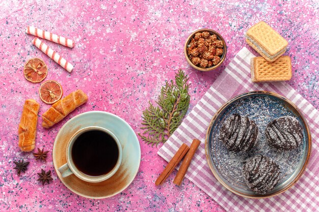 Vista dall'alto gustose torte al cioccolato con tè sul rosa