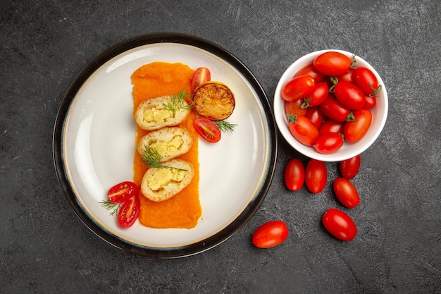 Vista dall'alto gustose torte di patate con zucca e pomodori freschi su sfondo grigio forno cuocere fetta di cena piatto colorato