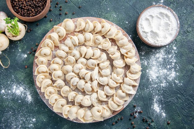 Vista dall'alto gustosi gnocchi con farina sullo sfondo scuro pasta colore cibo pasto cibo piatto carne calorie