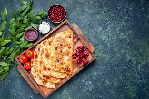 Vista dall'alto gustosi gutabs sottili hotcakes con carne all'interno della scrivania su sfondo scuro pasta hotcake colore pasticceria forno torta pasto