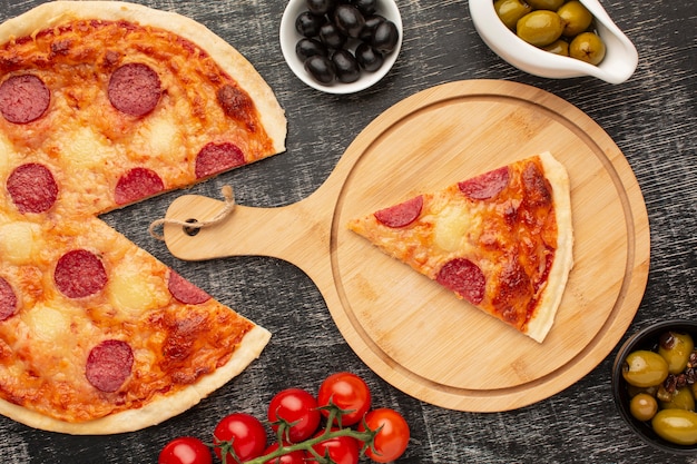 Vista dall'alto gustosi ingredienti per la pizza