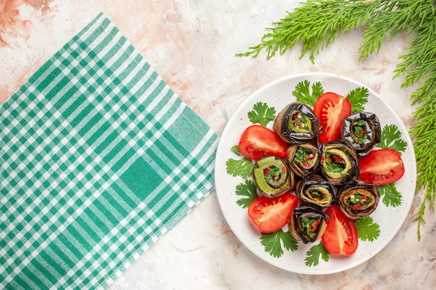 Vista dall'alto gustosi involtini di melanzane con pomodori e verdure