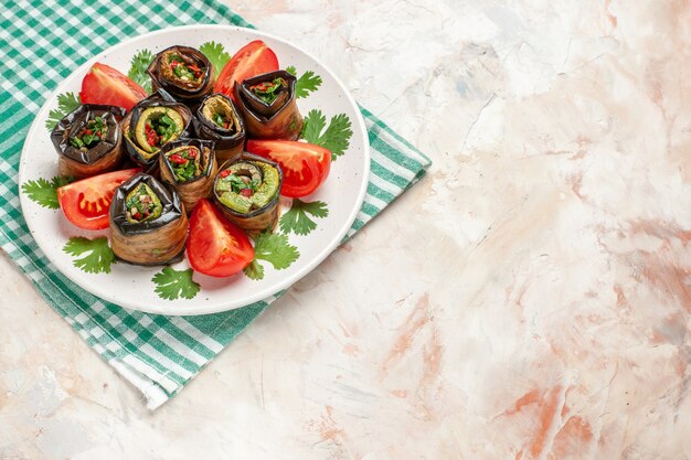 Vista dall'alto gustosi involtini di melanzane con pomodori e verdure