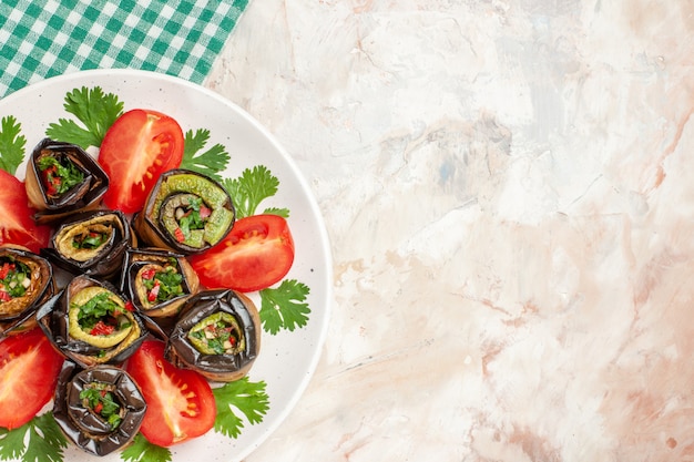 Vista dall'alto gustosi involtini di melanzane con pomodori e verdure?