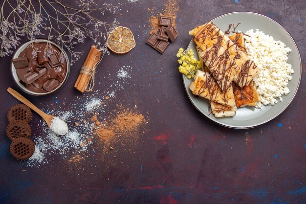 Vista dall'alto gustosi pasticcini dolci con ricotta su scrivania scura pasticceria biscotto torta zucchero tè dolce