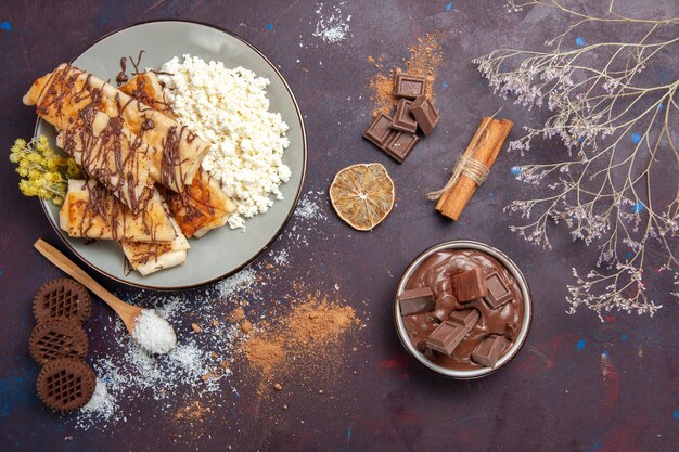 Vista dall'alto gustosi pasticcini dolci con ricotta su sfondo scuro pasticceria biscotto torta zucchero tè dolce