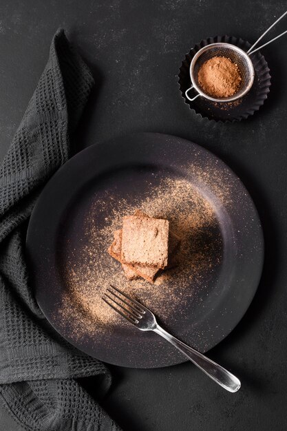 Vista dall'alto gustoso brownie al cioccolato pronto per essere servito