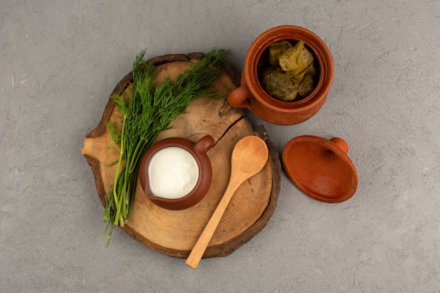 vista dall'alto gustoso dolma con carne all'interno insieme a yogurt su sfondo grigio