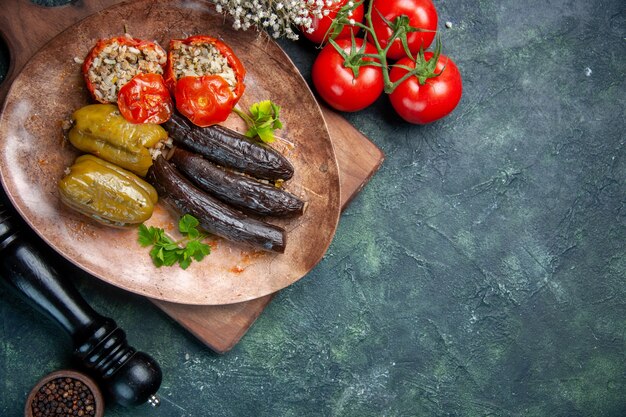 vista dall'alto gustoso dolma vegetale con pomodori rossi, pasto cena colore cuoco cucina cibo